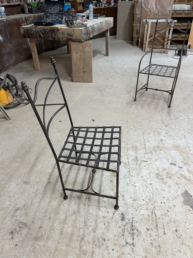 Silla de hierro forjado con asiento de cincha