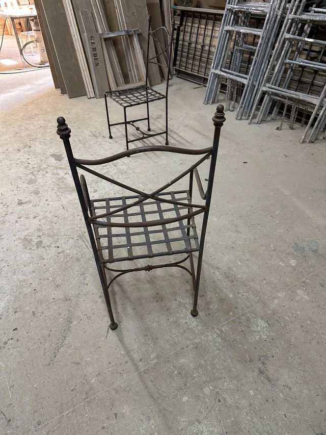 Silla de hierro forjado con asiento de cincha