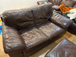 Sofá de piel marrón