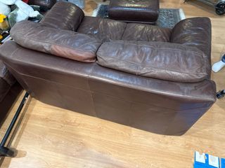 Sofá de piel marrón