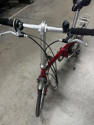 Bicicleta plegable Dahon roja en muy buen estado