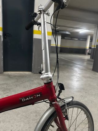 Bicicleta plegable Dahon roja en muy buen estado