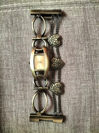 Reloj pulsera detalles corazón LO VENDO SIN PILA