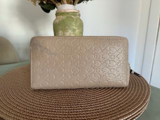 Monedero Guess Beige con Logo Dorado