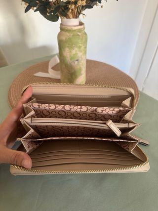 Monedero Guess Beige con Logo Dorado