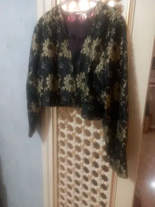 Abitino nero con dettagli oro