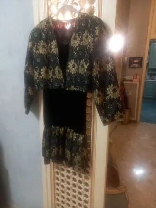 Abitino nero con dettagli oro