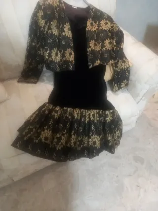 Abitino nero con dettagli oro