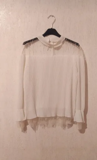 Blusa blanca elegante con encaje