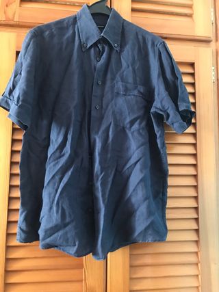 Camisa azul de manga corta para hombre.