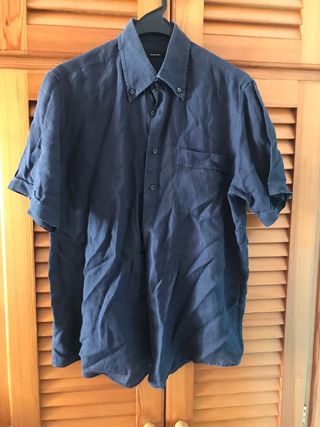 Camisa azul de manga corta para hombre.