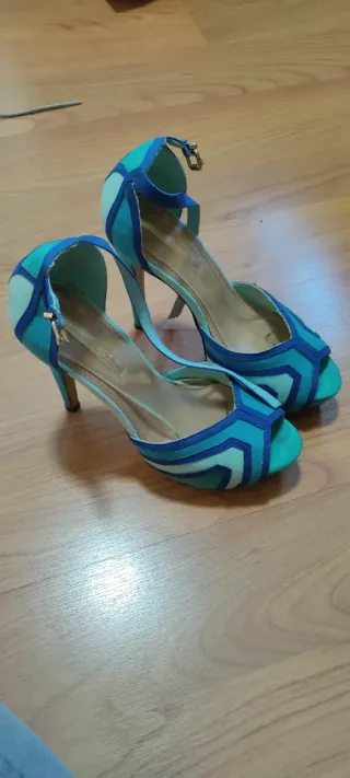 Zapatos de tacón azules y turquesa