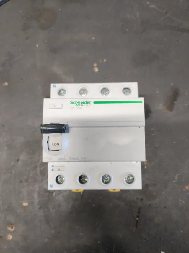 Schneider 25A 30mA trifásico