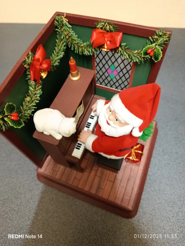 Babbo Natale al piano con gatto
