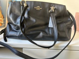 Bonito bolso de piel negra de la marca Coach