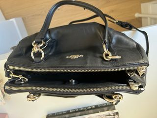 Bonito bolso de piel negra de la marca Coach