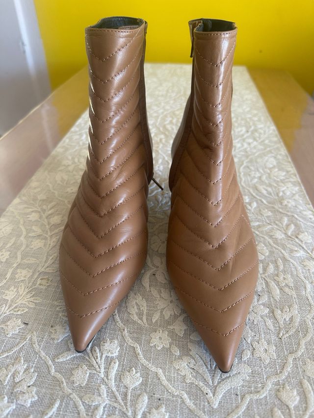 Botas de cuero beage y rojas sin uso