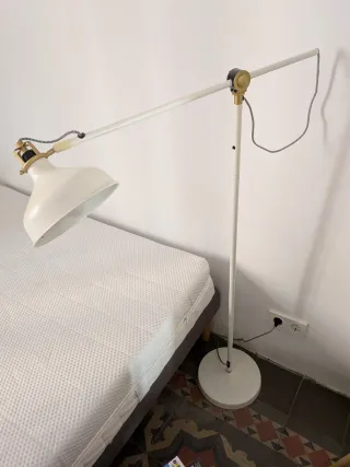 Lámpara de pie Ikea RANARP metal y plástico