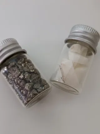 Piedras decorativas en frasco