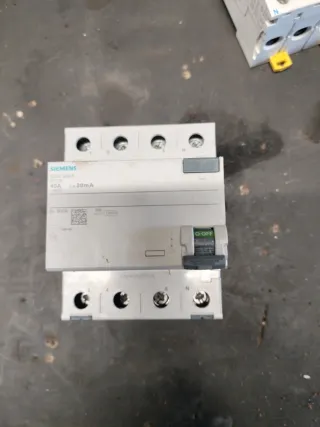 SIEMENS Interruptor 40A 30mA Trifásico