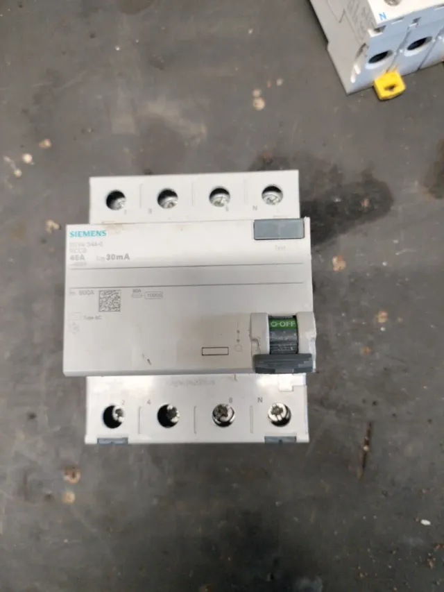 SIEMENS Interruptor 40A 30mA Trifásico