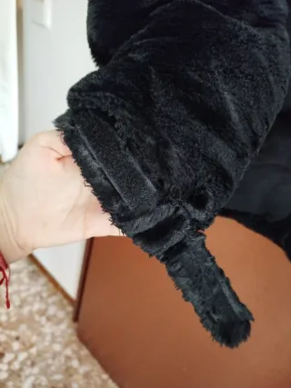 Abrigo negro de pelo sintético