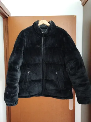 Abrigo negro de pelo sintético