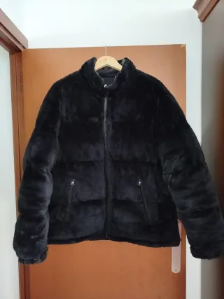 Abrigo negro de pelo sintético