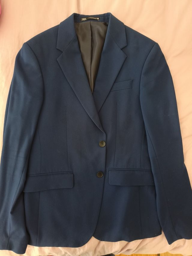 Traje de hombre azul marino.