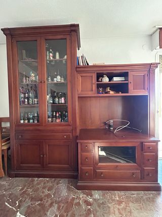 Mueble y vitrina de madera de avellano macizo