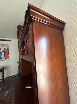 Mueble y vitrina de madera de avellano macizo