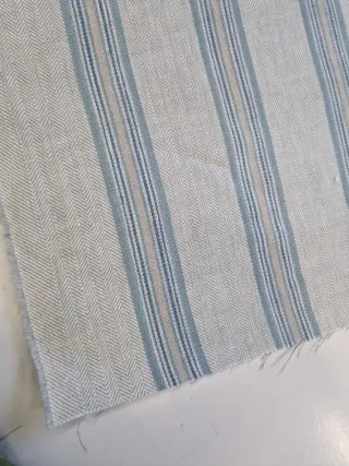 Tessuto con trama a spina di pesce e righe verticali in beige e blu