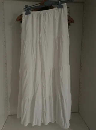 Falda blanca larga con volantes