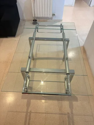 Tavolo da pranzo in vetro e metallo