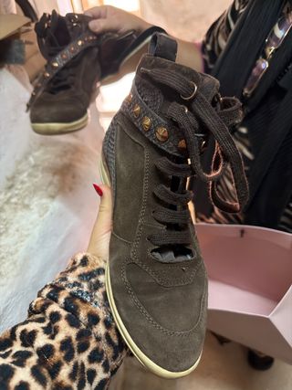 Botines marrones con tachuelas marca geox sandalia