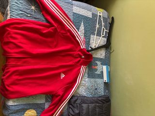 Chaqueta deportiva Adidas roja