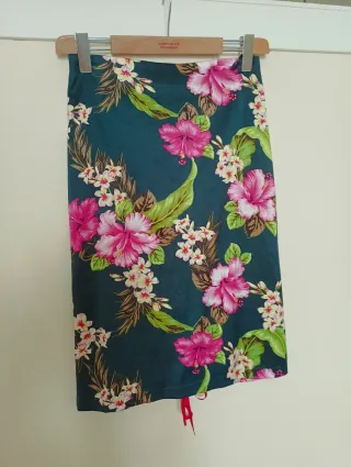 Falda floral verde y rosa