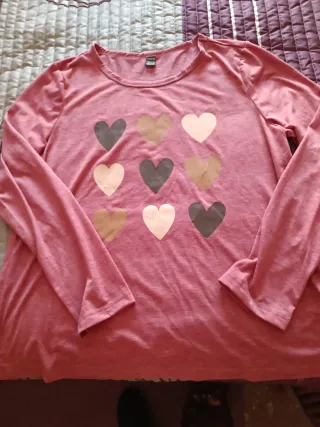 Camiseta manga larga con corazones