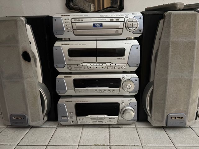Equipo de música Technics antiguo