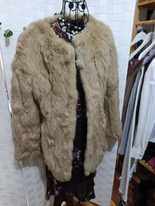 Abrigo de pelo beige y marrón