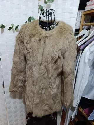 Abrigo de pelo beige y marrón