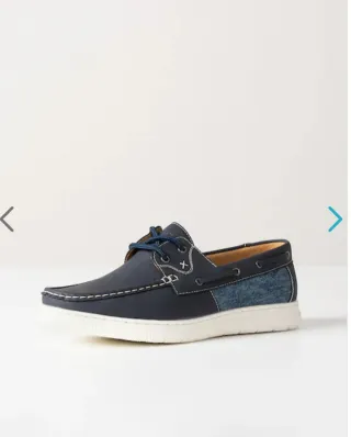 Zapatos náuticos azules y blancos