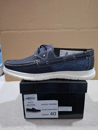 Zapatos náuticos azules y blancos