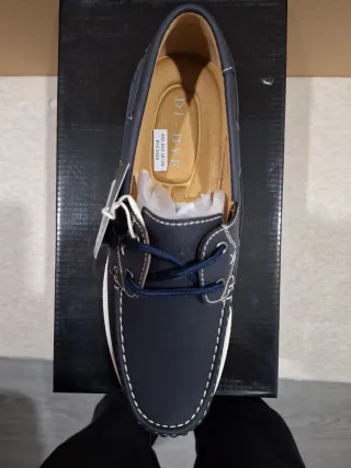 Zapatos náuticos azules y blancos