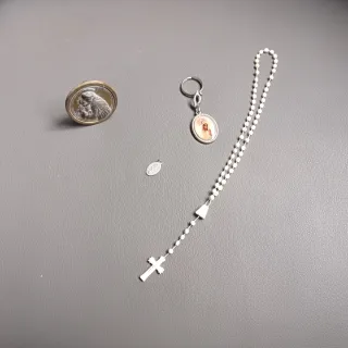 Lote objetos religiosos: medalla, llavero, rosario