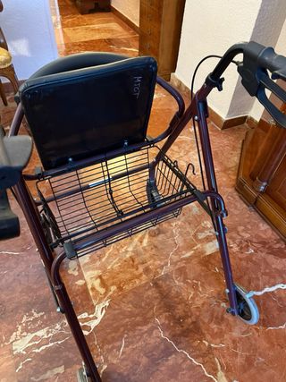 Andador con cesta y asiento