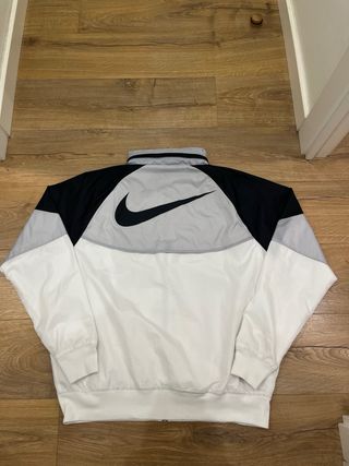 Chaqueta Cortavientos Nike Negra Gris Blanca