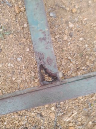 Escalera metal a reparar  peldaño