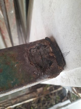 Escalera metal a reparar  peldaño