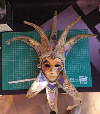 Máscara Veneciana Joker Dorada y Morada